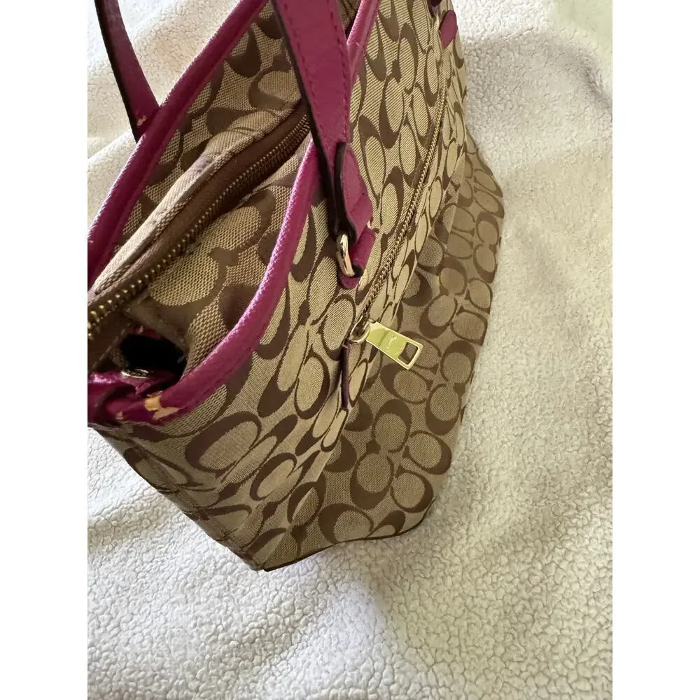 Coach 12cm Signature Zip Top “City Tote”.